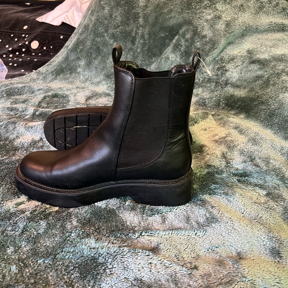 Nice winter boot narrow black slip on size 10 worn twice - Picture 4 of 5